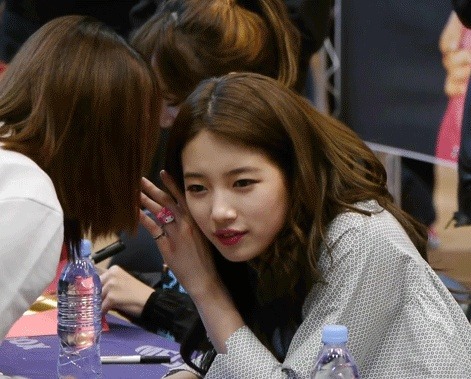 보기만 해도 기분이 좋아지는 수지와 팬들의 소통.gif | 인스티즈