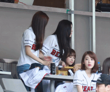 치킨이 오자 기쁨을 감추지 못하는 아이돌.gif | 인스티즈