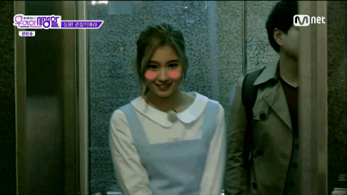 엘리베이터 커플 애정행각을 본 트와이스 반응.gif | 인스티즈