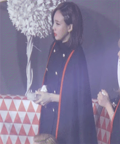 펑펑 우는데도 대상 트로피는 갖고싶은 나연.GIF | 인스티즈