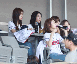 치킨이 오자 기쁨을 감추지 못하는 아이돌.gif | 인스티즈