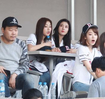 치킨이 오자 기쁨을 감추지 못하는 아이돌.gif | 인스티즈