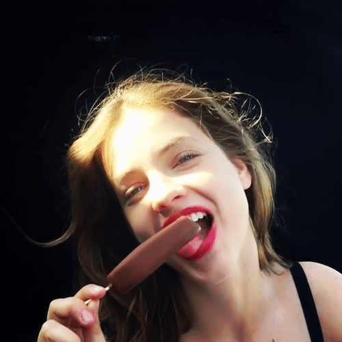 소세지랑 아이스크림 먹는법.GIF | 인스티즈