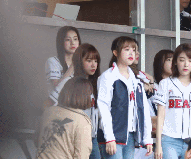 치킨이 오자 기쁨을 감추지 못하는 아이돌.gif | 인스티즈