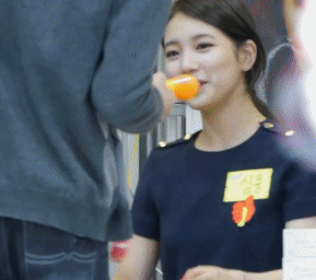 보기만 해도 기분이 좋아지는 수지와 팬들의 소통.gif | 인스티즈