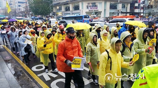 눈맞으면서 시위하는 세월호 유가족들 | 인스티즈