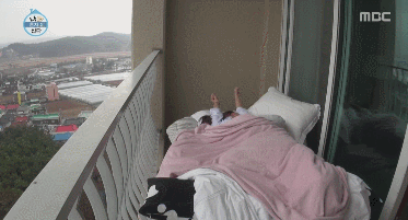 베란다에서 자는 솔비.gif | 인스티즈