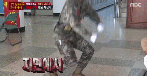 ??? : 군인은 역시 절도있는 모습이 멋있지 | 인스티즈
