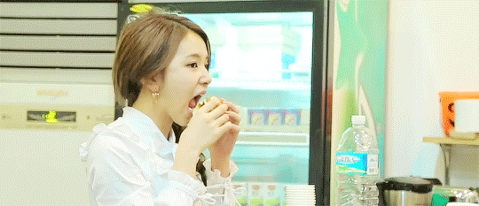 [트와이스] 모구리만큼 채영이도 잘먹는듯 | 인스티즈