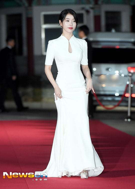 순백의 드레스로 여배우 포스 뽐내는 오늘자 아이유.jpgif | 인스티즈