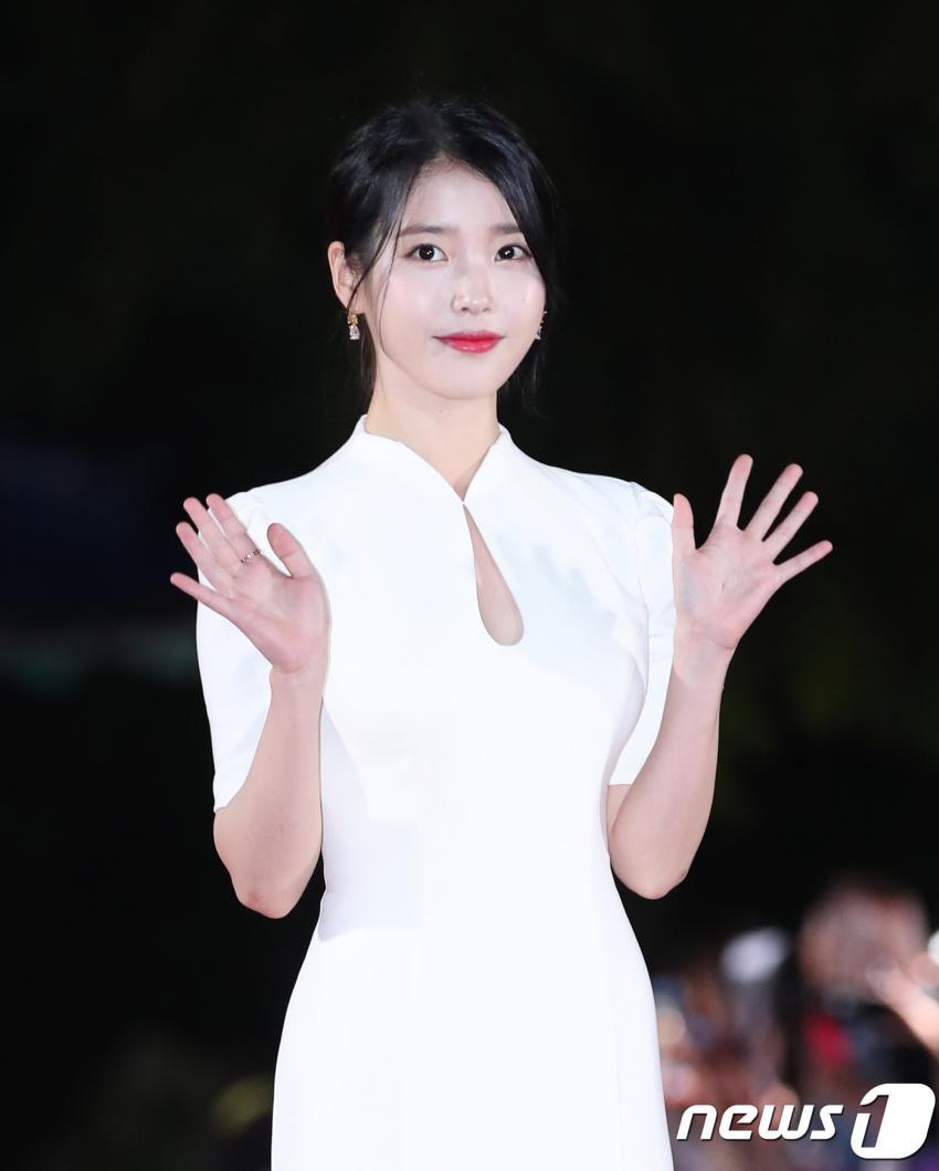 APAN 스타어워즈 시상식 참석한 아이유 (여자 최우수상 후보) | 인스티즈