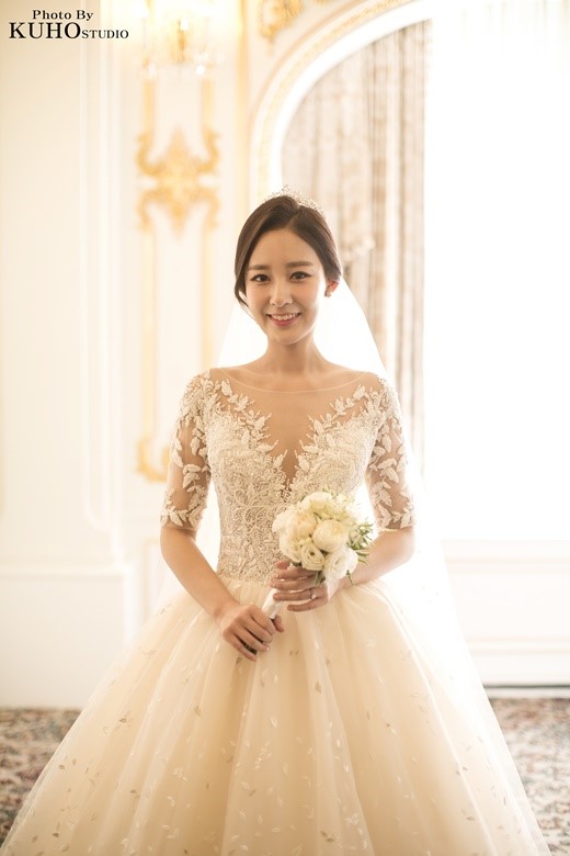​'찬열 누나' 박유라, 결혼식 본식 사진 공개…엑소 의리 | 인스티즈