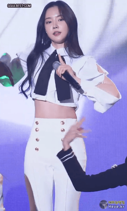 하얀색 의상을 입은 손나은.gif | 인스티즈