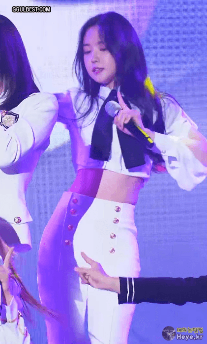 하얀색 의상을 입은 손나은.gif | 인스티즈