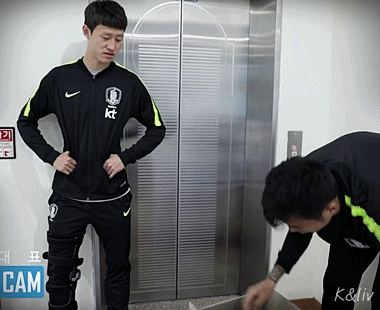 퇴소하는 이재성과 인사하는 동료들 gif | 인스티즈