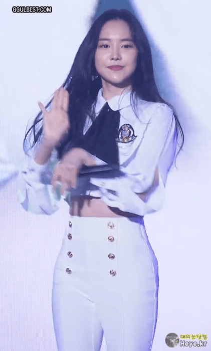 하얀색 의상을 입은 손나은.gif | 인스티즈