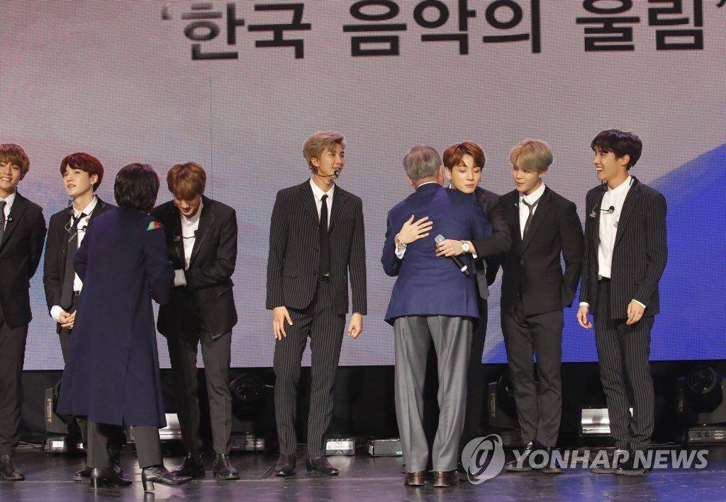 한불콘서트에서 이니시계 거의 손등에 찬 방탄 정국 | 인스티즈