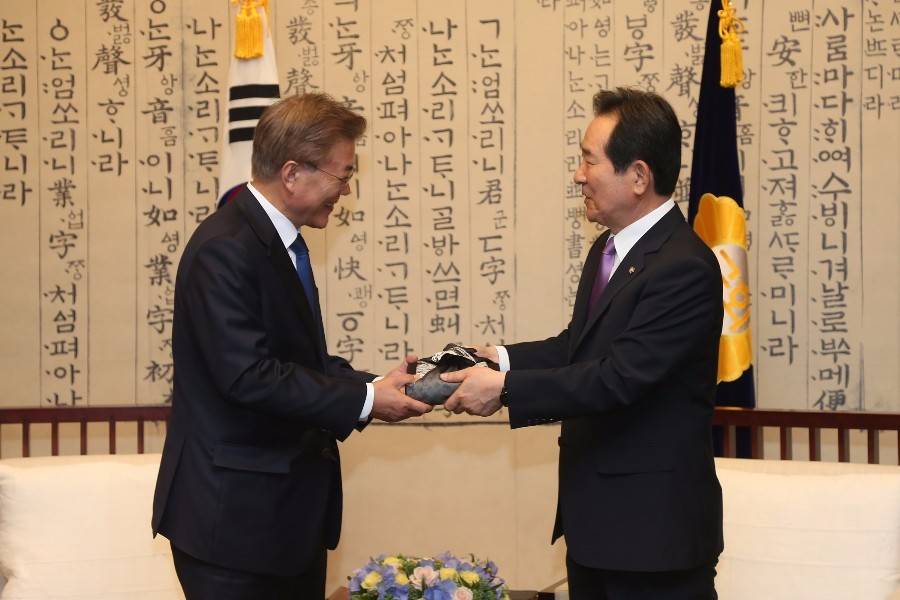 문 대통령에게 선물 건내는 정세균 국회의장 | 인스티즈