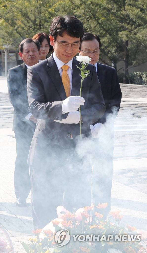 10.15 노무현 전 대통령 묘역 참배하는 유시민 신임 이사장.jpg | 인스티즈