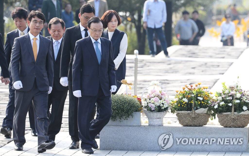 10.15 노무현 전 대통령 묘역 참배하는 유시민 신임 이사장.jpg | 인스티즈