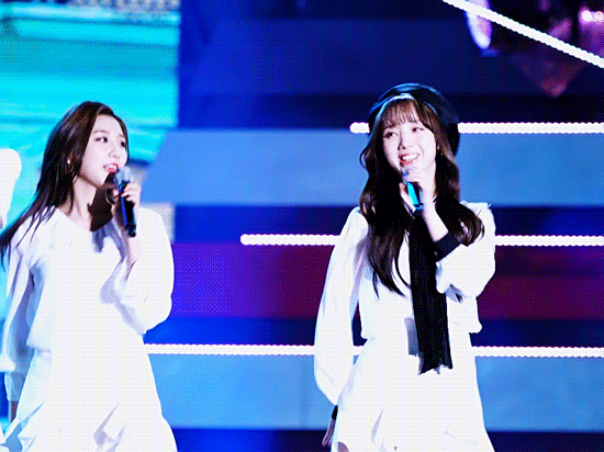 서로 사랑의 총알 주고받는 러블리즈 케이와 예인이.gif | 인스티즈