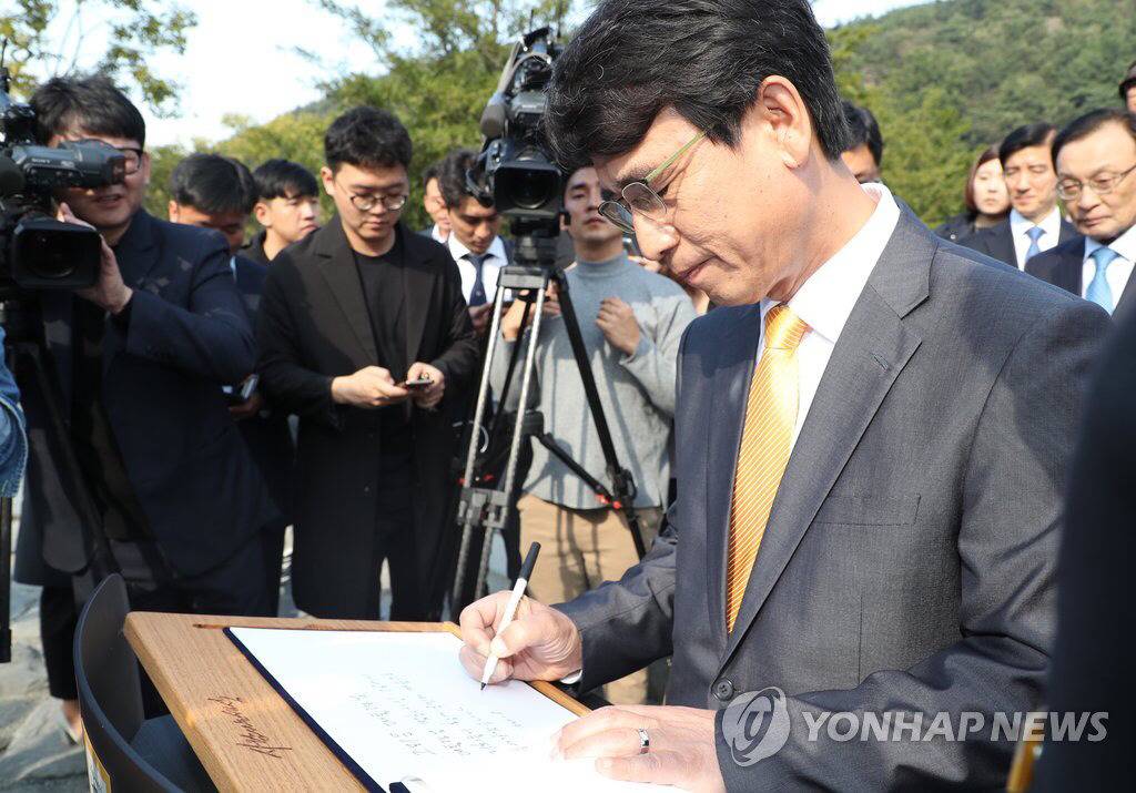 10.15 노무현 전 대통령 묘역 참배하는 유시민 신임 이사장.jpg | 인스티즈