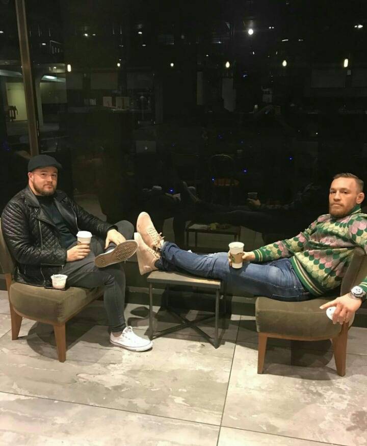 오빠 저사람 테이블에 발올리잖아 뭐라고좀해봐 싫어 | 인스티즈