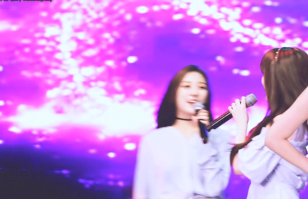 서로 사랑의 총알 주고받는 러블리즈 케이와 예인이.gif | 인스티즈