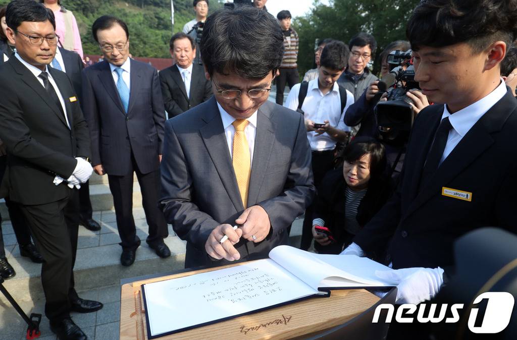 10.15 노무현 전 대통령 묘역 참배하는 유시민 신임 이사장.jpg | 인스티즈