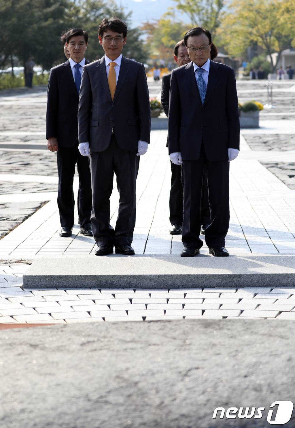 10.15 노무현 전 대통령 묘역 참배하는 유시민 신임 이사장.jpg | 인스티즈