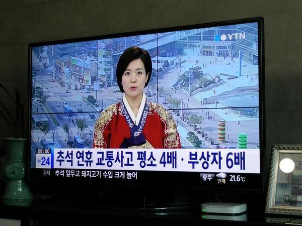 추석이라 한복 입으라는데 스튜디오에 사극용 소품 밖에 없었다.JPG | 인스티즈