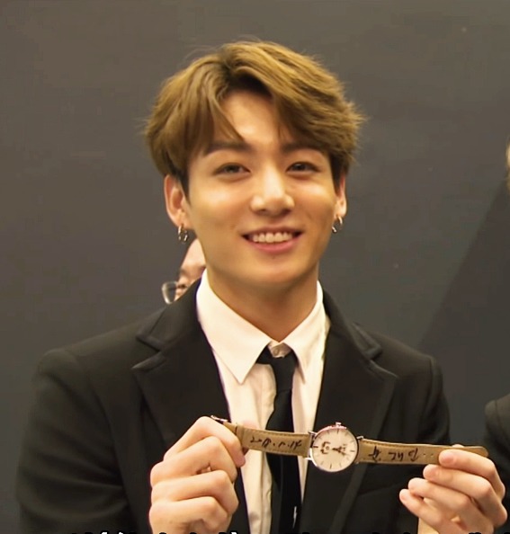 한불콘서트에서 이니시계 거의 손등에 찬 방탄 정국 | 인스티즈