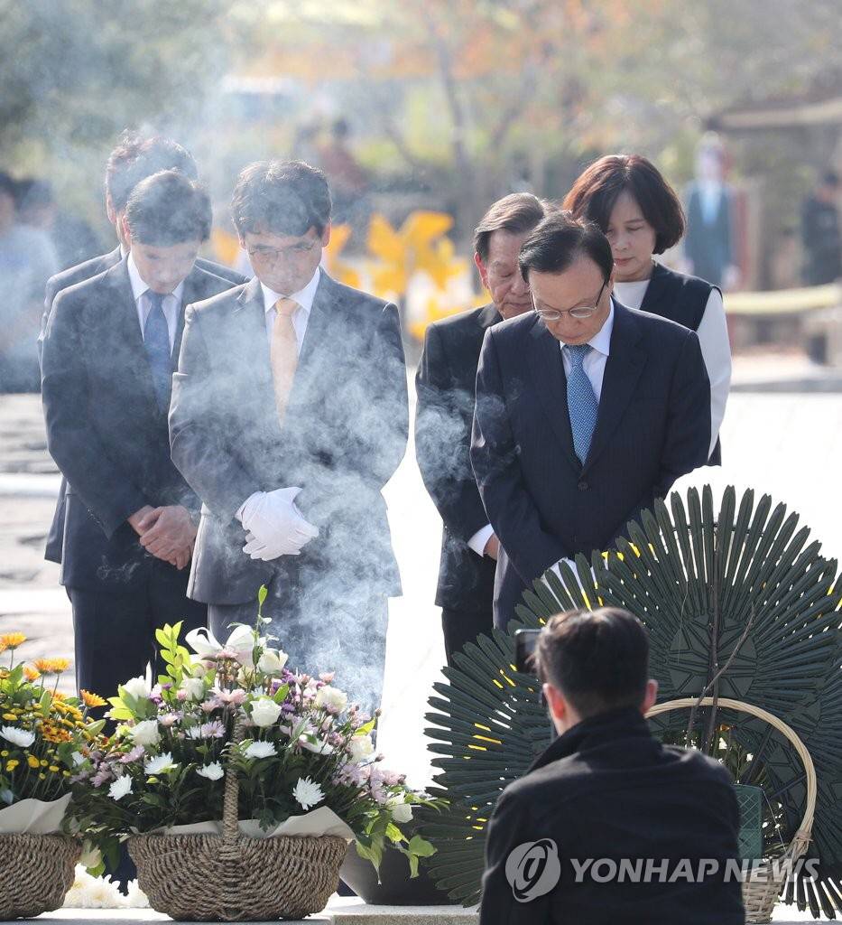 10.15 노무현 전 대통령 묘역 참배하는 유시민 신임 이사장.jpg | 인스티즈