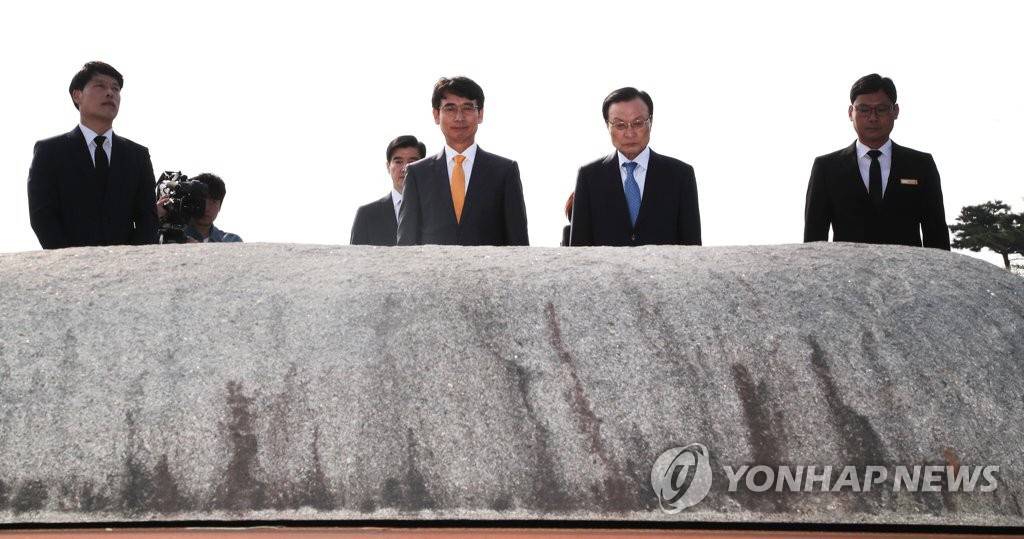 10.15 노무현 전 대통령 묘역 참배하는 유시민 신임 이사장.jpg | 인스티즈