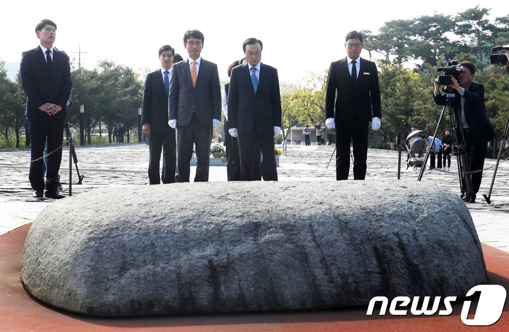 10.15 노무현 전 대통령 묘역 참배하는 유시민 신임 이사장.jpg | 인스티즈