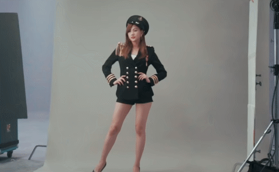 제복 입은 5하영이.gif | 인스티즈