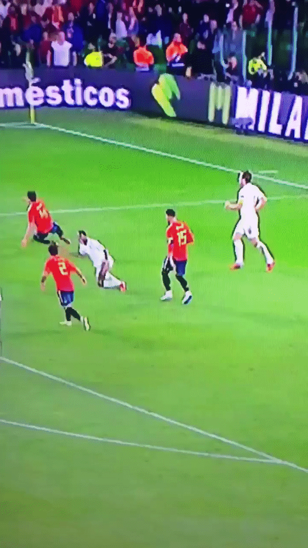 오늘자 스털링 밟고 지나가는 라모스.gif | 인스티즈