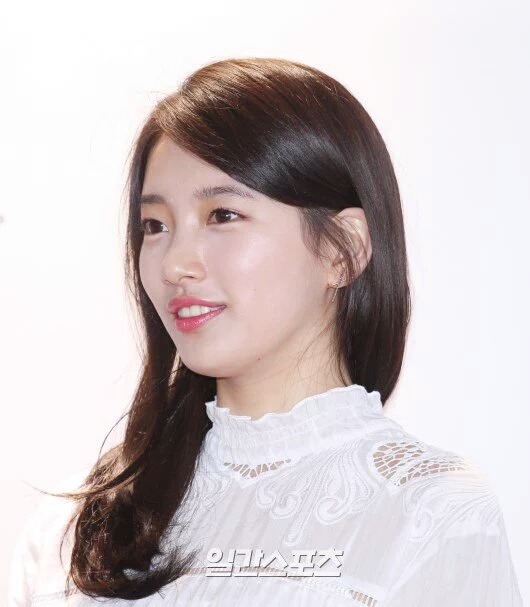 대왕 커피 믹스 든 오늘자 수지.jpg | 인스티즈