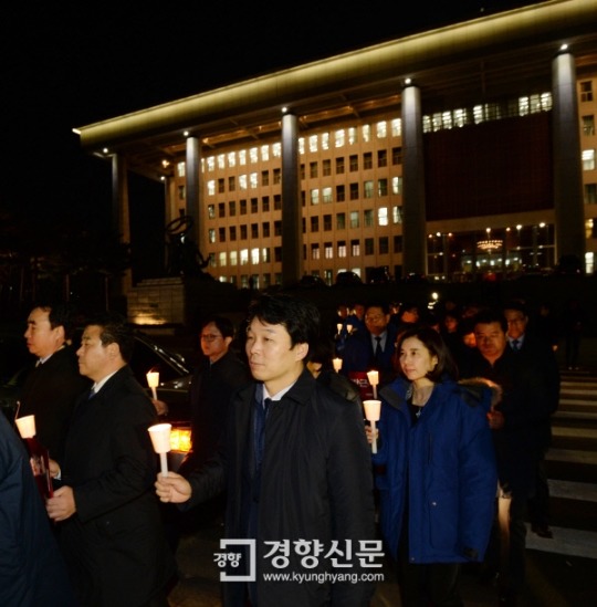 박 대통령 탄핵 촉구하며 국회에서 촛불 든 더불어민주당 의원들 | 인스티즈