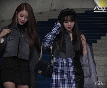 서울패션위크 시동거는 미주와 말리는 케이(러블리즈) gif | 인스티즈