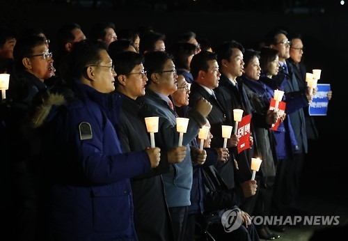 박 대통령 탄핵 촉구하며 국회에서 촛불 든 더불어민주당 의원들 | 인스티즈