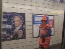 지하철 승객 웃기기.gif | 인스티즈