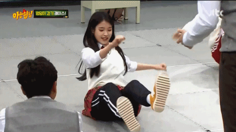 아는형님 아이유 엉덩이 걷기.gif | 인스티즈