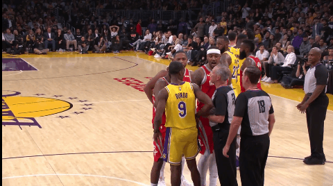 클로스라인과 해머링이 난무하는 HOU-LAL 경기 | 인스티즈