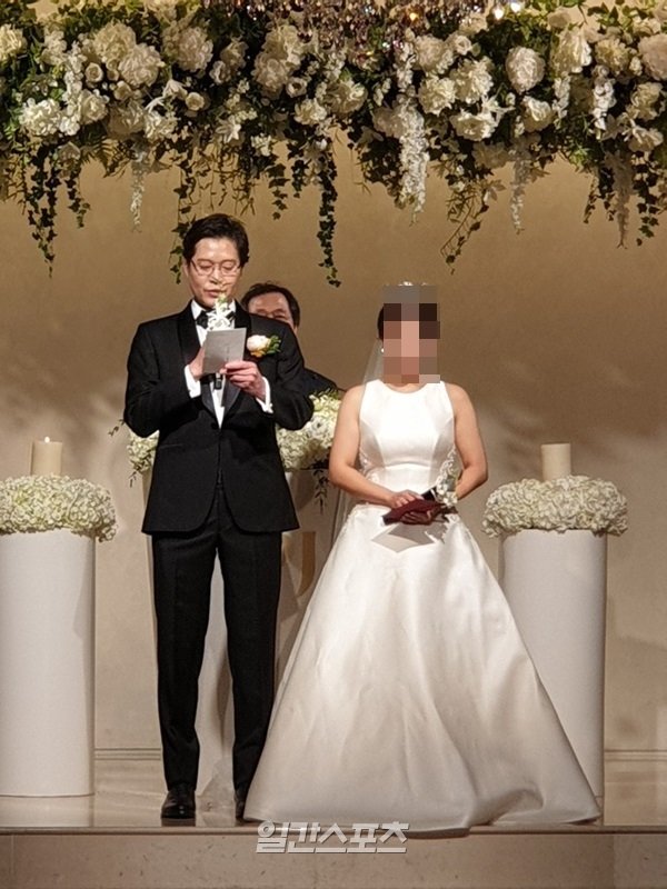 [단독] 유재명, 늠름한 결혼식 모습.. "잘 살겠다"(종합) | 인스티즈