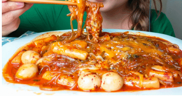 외국 먹방 유튜버들이 만든 떡볶이.gif (한글 표기의 중요성) | 인스티즈