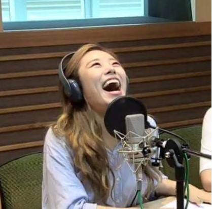 웃을때 누가 뒤에서 잡아땡기는 마마무 휘인.jpg | 인스티즈