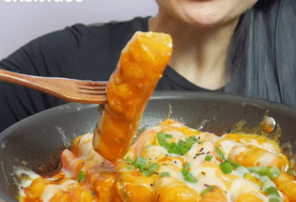 외국 먹방 유튜버들이 만든 떡볶이.gif (한글 표기의 중요성) | 인스티즈