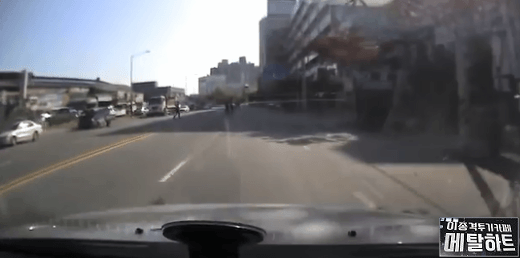 정중하게 인사하고 가는 모범시민.gif | 인스티즈