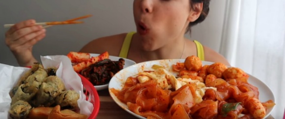 외국 먹방 유튜버들이 만든 떡볶이.gif (한글 표기의 중요성) | 인스티즈